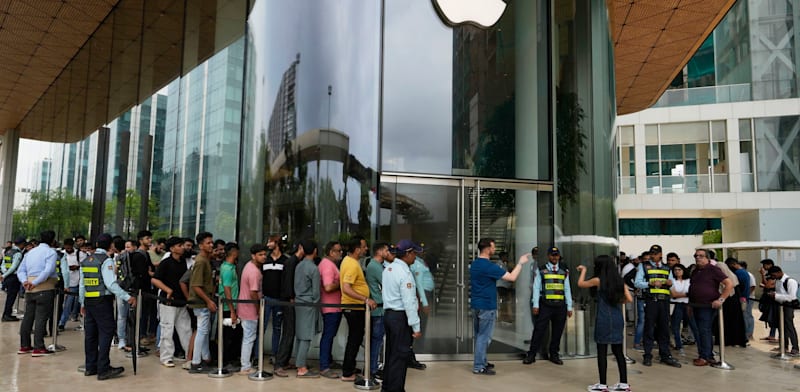 "חנות אפל במומביי, החברה מרחיבה פעילות בהודו / צילום: ap, Rajanish Kakade"