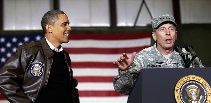 "פטראוס ואובמה באפגניסטן. 20 שנות מלחמה הסתיימו בכישלון חרוץ / צילום: ap"