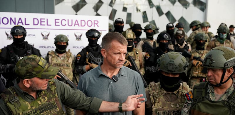 "פרינס וכוחות ביטחון באקוודור. הנשיא נובואה רוצה להציע לארה''ב בסיס ימי / צילום: Reuters, Santiago Arcos"