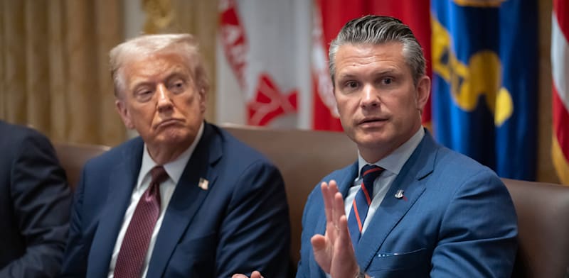 הנשיא טראמפ ושר ההגנה פיט הגסת' / צילום: ap, Mark Schiefelbein