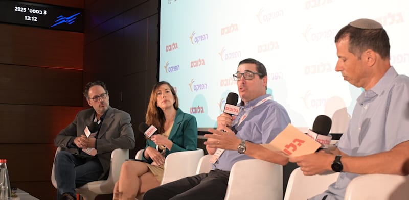 "מימין: סגן עורכת גלובס דרור מרמור, ד''ר קובי ברדה, הדס לורבר ופרופ' אריה קרמפף בכנס ההשקעות 2025 / צילום: תמר מצפי"