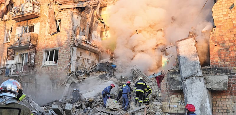 "תקיפת רוסיה בקייב. מנזקי מלחמת רוסיה־אוקראינה, המתנהלת כבר שלוש שנים וחצי / צילום: ap, Efrem Lukatsky"