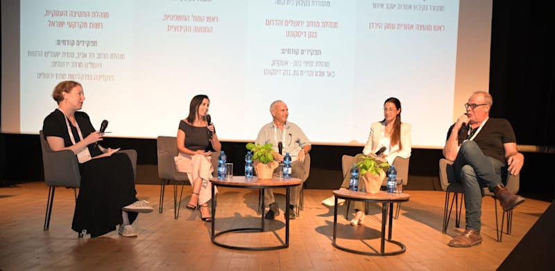 "מימין: עידן גרינבאום, רוית רוסו-טרש, מיכי דרורי, רות אפריאט והלית ינאי-לויזון בכנס צמיחת הקיבוצים 2025 / צילום: תמר מצפי"