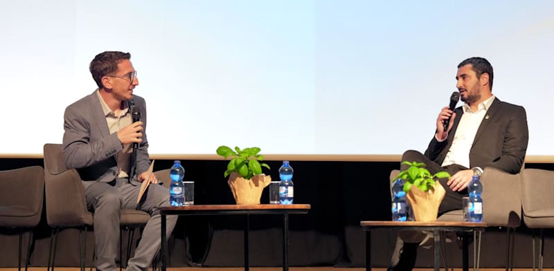 "יוני חנציס, מנכ"ל דוראל, עם דין שמואל אלמס בכנס צמיחת הקיבוצים 2025 / צילום: כדיה לוי"