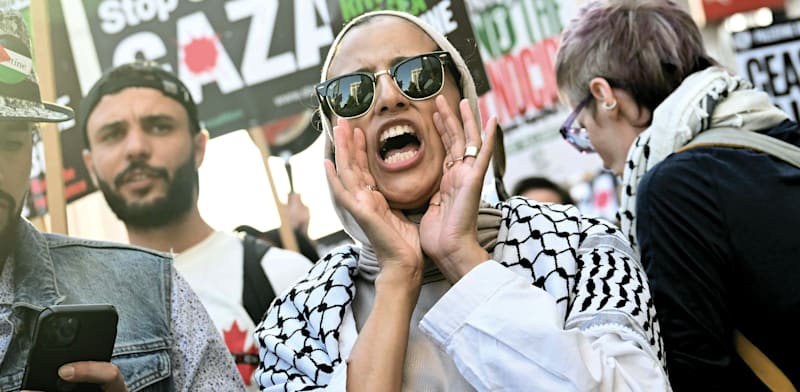 "מפגינים פרו־פלסטינים מחוץ לשגרירות ישראל בלונדון / צילום: Reuters, Rasid Necati Aslim"