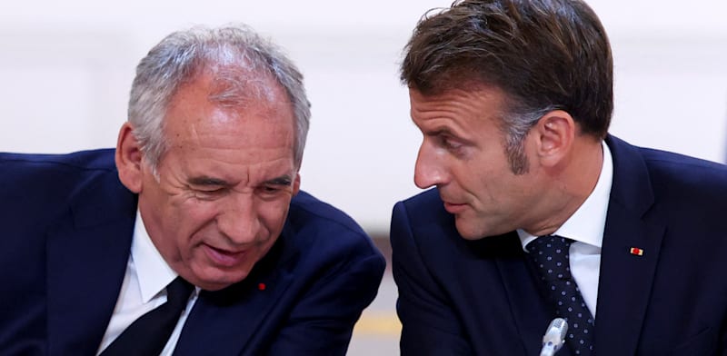 "נשיא צרפת עמנואל מקרון וראש ממשלת צרפת פרנסואה ביירו / צילום: ap, Tom Nicholson"