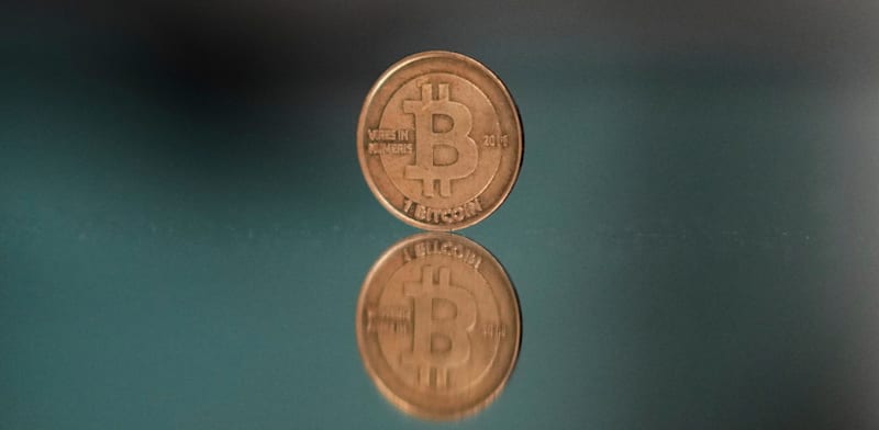 "מסחר בביטקוין / צילום: ap, Petr David Josek"