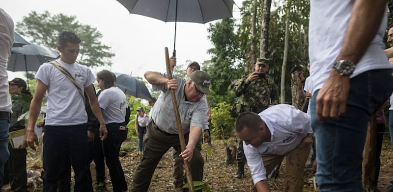 "הווארד באפט (במרכז עם הכובע) בחווה בקולומביה / צילום: ap, Ivan Valencia"
