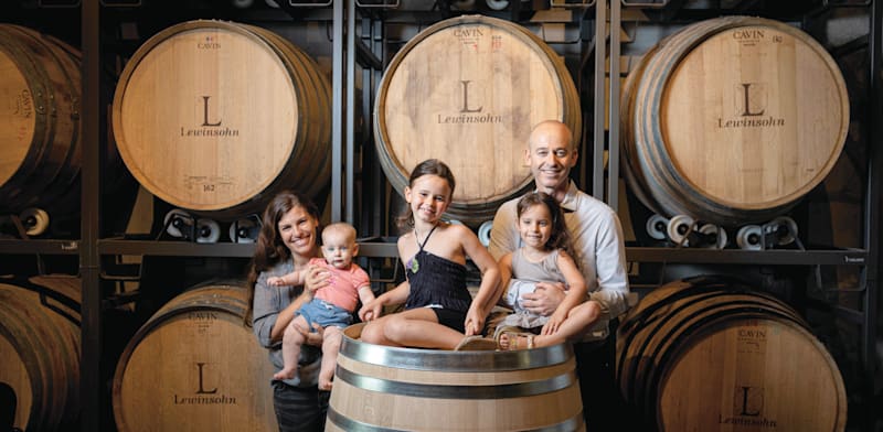 "עידו לוינסון ומשפחתו ביקב. רב יכולות / צילום: דניאל לילה"