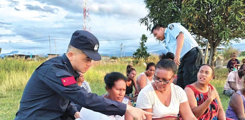"אנשי ביטחון סינים אוספים פרטים מאזרחים באיי שלמה, החודש / צילום: Reuters, Royal Solomon Islands Police Force"