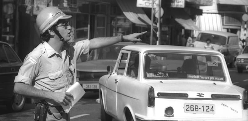 "פקח מכוון תנועה בתל אביב, 1975. הצביון הכלכלי השתנה בתוך שנים ספורות / צילום: יעקב סער לע''מ"