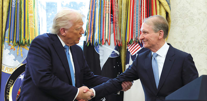 "נשיא ארה''ב דונלד טראמפ ויו''ר ה־SEC פול אטקינס / צילום: Reuters, Kevin Lamarque"