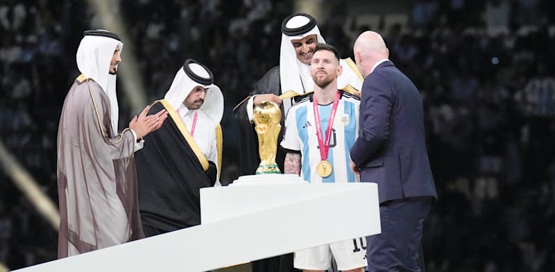 "שליט קטאר, שייח' תמים בין חאמד אל ת'אני, מעניק לליאו מסי את הגלימה וגביע הניצחון במונדיאל. ''עובדת באופן שיטתי'' / צילום: ap, Martin Meissner"