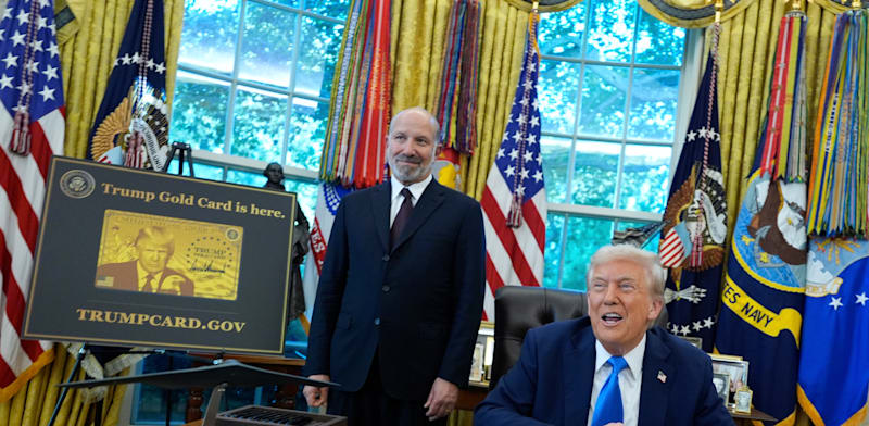 "טראמפ ולוטניק בהצהרה על מסלולי ויזת העבודה החדשים / צילום: ap, Alex Brandon"