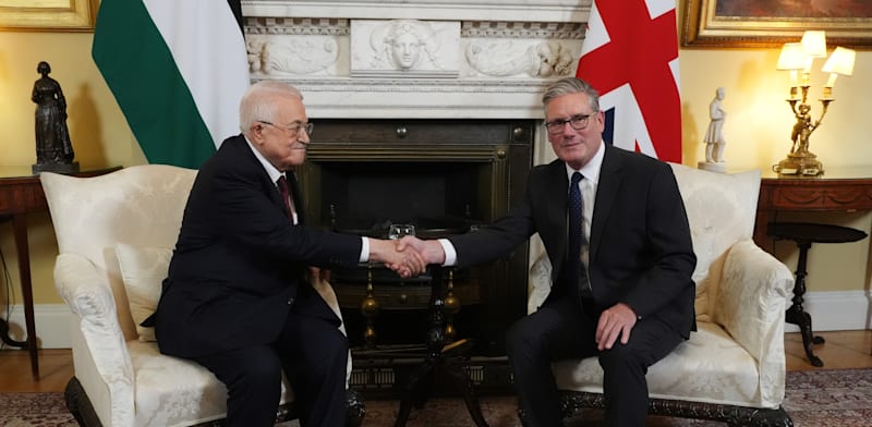 "ראש ממשלת בריטניה, קיר סטראמר, ויו''ר הרשות הפלסטינית, מחמוד עבאס, החודש / צילום: Jonathan Brady, AP"