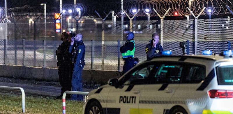 "כוחות משטרה בשדה התעופה בקופנהגן, הלילה / צילום: Reuters, Steven Knap"