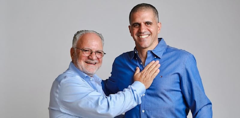 "מימין: עמיר אהרון, מנכ''ל מחלבות גד; ועזרא כהן, המייסד / צילום: זוהר שטרית"