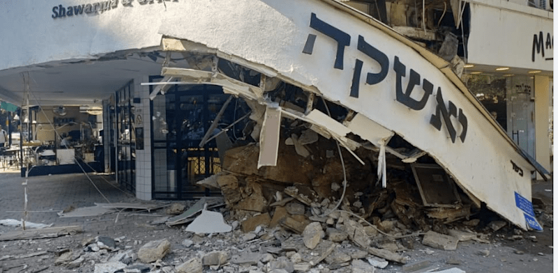 "קריסת המרפסת מעל מסעדת ''יאשקה'' ברחוב דיזנגוף בתל אביב / צילום: נעמה שמגר"