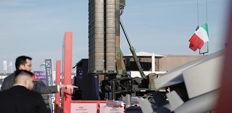 "משגר Samp/T בתערוכת האוויר הבינלאומית בפריז. מכלים מכוונים אנכית שמאפשרים ירי לכל הכיוונים / צילום: Reuters, Benoit Tessier"