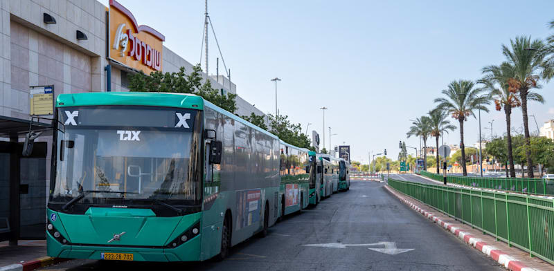 "אוטובסים של אגד בתחנה המרכזית ראשון לציון / צילום: Shutterstock, shutterstock"