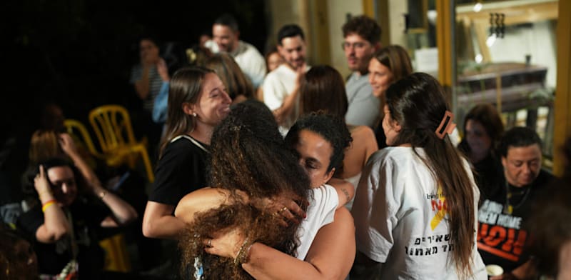 קרובי חטופים חוגגים לאחר ההודעה כי ישראל וחמאס הסכימו לשלב הראשון בהסכם, מתכנסים בכיכר החטופים / צילום: ap, Emilio Morenatti