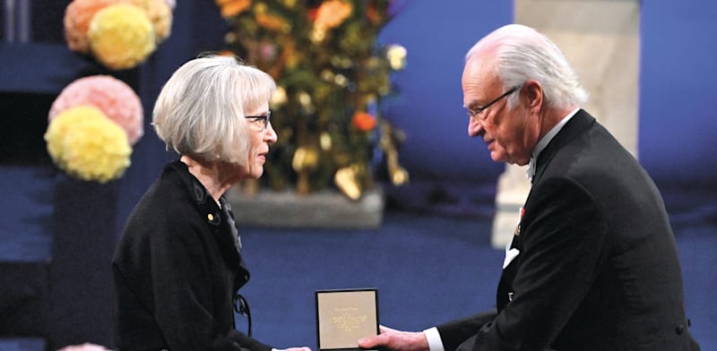 "האישה השלישית בסה''כ שזכתה בפרס זה: המלך קרל גוסטב (מימין) מעניק פרס נובל לכלכלה לקלודיה גולדין, 2023 / צילום: Reuters, TT NEWS AGENCY"