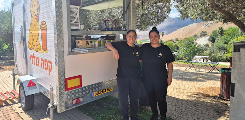 "ליאור ועופר פיין במטולה. הקימו את עגלת הקפה גולדי / צילום: אלה לוי-וינריב"