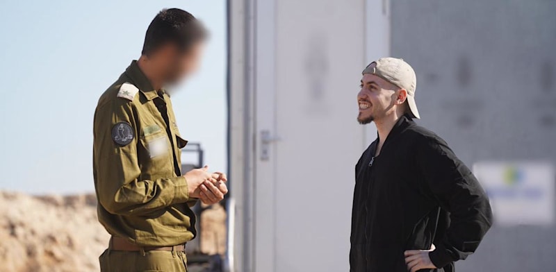 איתן מור עם נציג צה''ל לאחר שחררו / צילום: דובר צה''ל