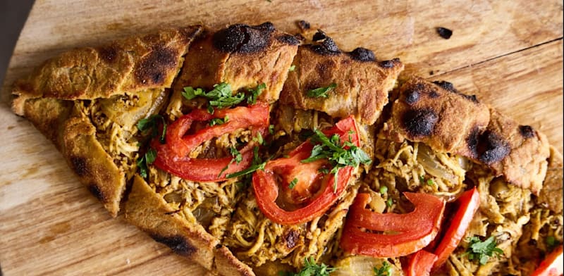 "פידה עם עוף מפורק ובצל מקורמל אצל שרין פרג' / צילום: שניר (סופגי) קדושי"