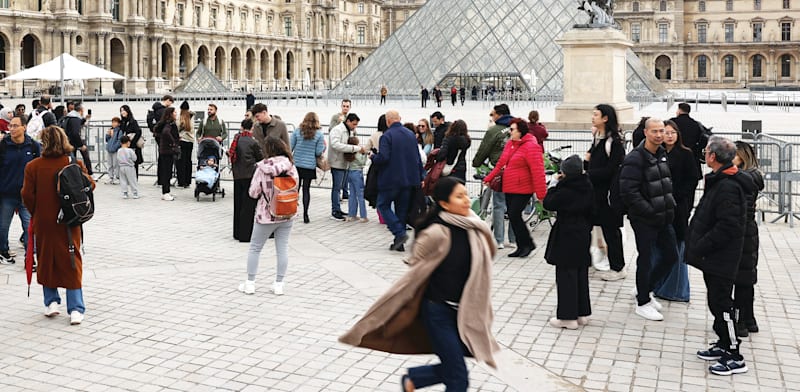 "מבקרים ממשיכים לזרום ללובר לאחר הפריצה / צילום: Reuters, Ameer Alhalbi"
