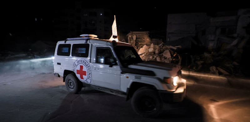 "הצלב האדום מוביל חללים חטופים לישראל / צילום: Reuters"