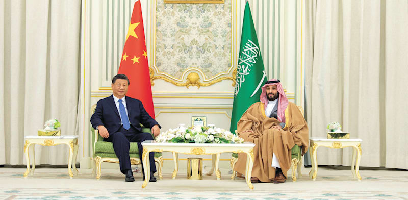 "נשיא סין שי ג'ינפינג ויורש העצר הסעודי מוחמד בן סלמאן בפגישתם בריאד / צילום: Reuters, Bandar Algaloud/Saudi Royal Court"