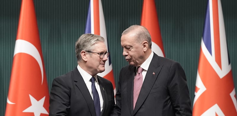 "ארדואן וסטארמר בחתימה על העסקה / צילום: Stefan Rousseau"