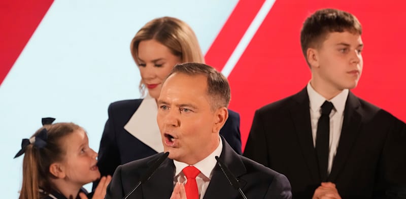 הנשיא נברוצקי ומשפחתו במהלך הקמפיין. גבר ברוב קטן על המועמד הליברלי / צילום: ap, Czarek Sokolowski הנשיא נברוצקי ומשפחתו במהלך הקמפיין. גבר ברוב קטן על המועמד הליברלי / צילום: ap, Czarek Sokolowski