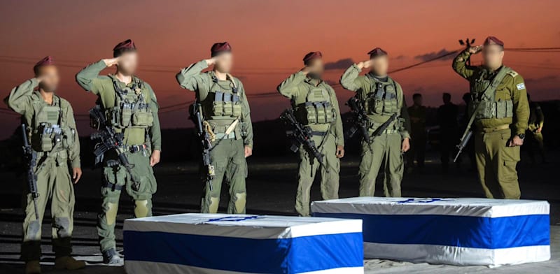 ארונותיהם של החטופים החללים סהר ברוך ועמירם קופר / צילום: דובר צה''ל