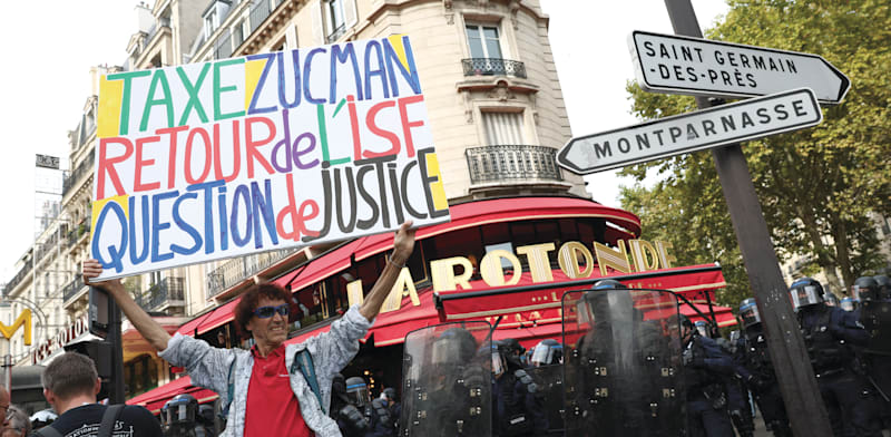 "''מס זוקמן, שאלה של צדק''. הפגנה בפריז / צילום: Reuters, Tom Nicholson"