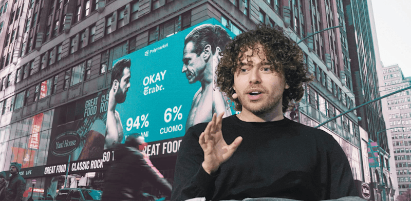 קופלן. ברקע: פרסום של סקר פולימרקט על הבחירות בניו יורק, השבוע / צילום: AP, Richard Drew, Olga Fedorova