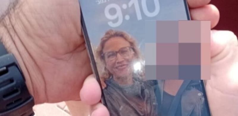 "הטלפון שאותר בחוף הים / צילום: חדשות 12"