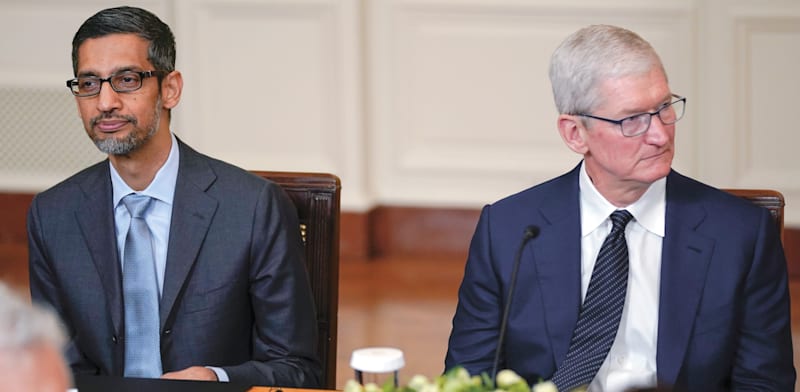 "בדרך לעסקה: מנכ''ל אפל טים קוק (מימין) ומנכ''ל גוגל סונדאר פיצ'אי / צילום: ap, Evan Vucci"