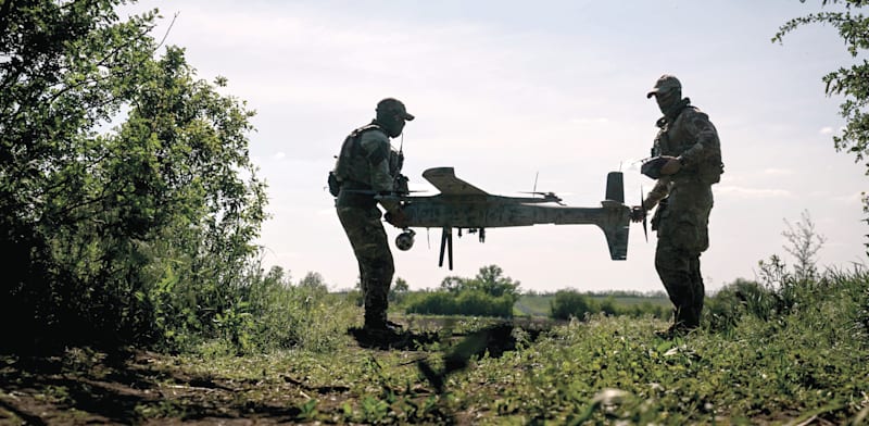 "חיילים אוקראינים מתכוונים לשיגור רחפן מתוצרת מקומית / צילום: Reuters, Dmytro Smolienko"