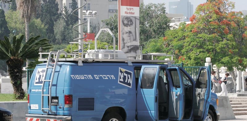 "ניידת שידור של גלי צה''ל / צילום: עינת לברון"