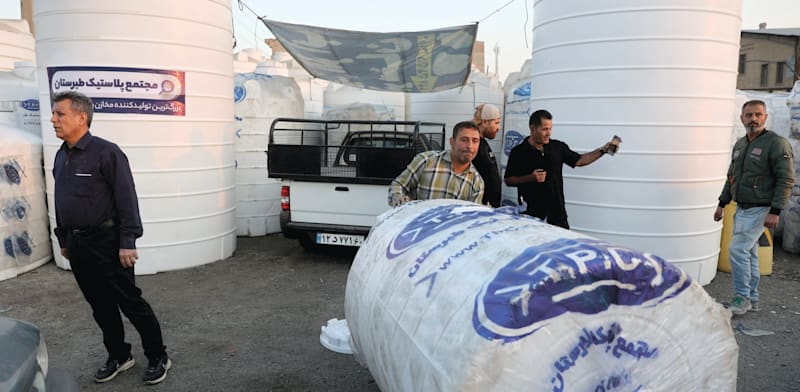 "מצטיידים במכלי מים בטהרן / צילום: Reuters, Majid Asgaripour"