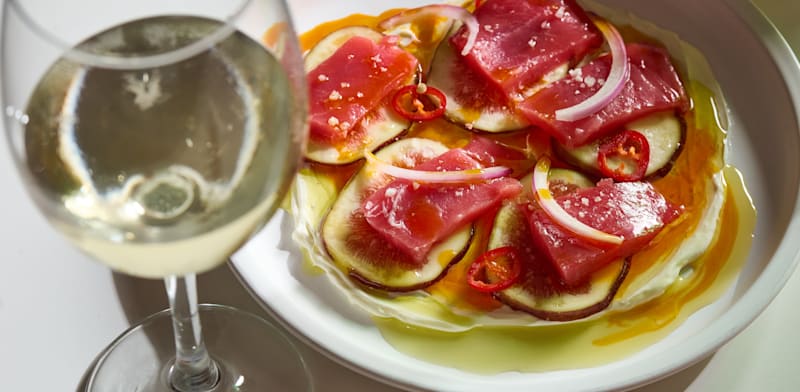 "סשימי טונה אדומה עם קרם פרש ותאנים / צילום: נמרוד סונדרס"