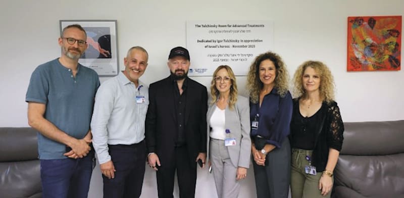 "איגור טוצ'ינסקי (רביעי מימין) ובכירי בית החולים איכילוב / צילום: יח''צ"