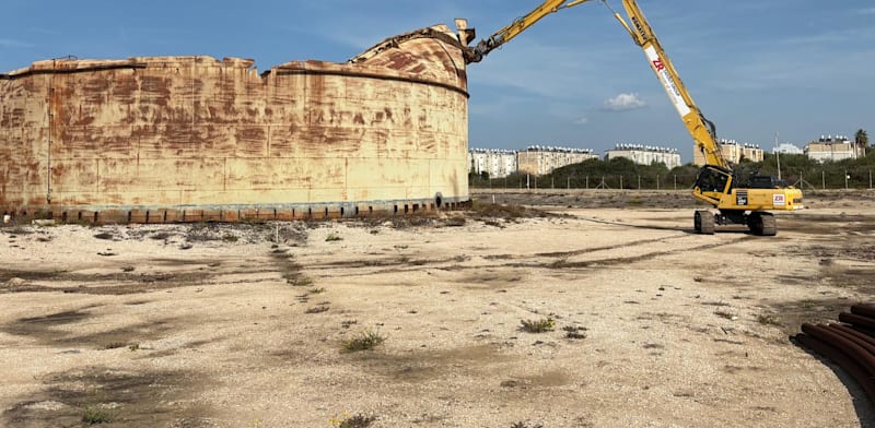 "הריסת מיכל הדלק הראשון שתוחם את קריית חיים / צילום: תש''א"