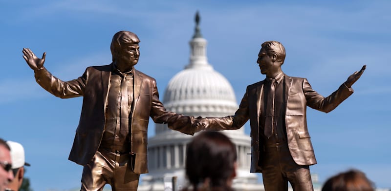 "מיצב אמנות המציג את הנשיא דונלד טראמפ וג'פרי אפשטיין מחזיקים ידיים, המוצב סמוך לקפיטול / צילום: ap, Jose Luis Magana"