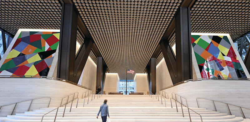 "לובי הבניין. אולם עצום ומרשים באורך 88 מטר שחוצה את הבניין עד מדיסון אווניו / צילום: Reuters, Anthony Behar"