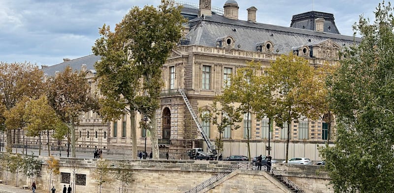 "הפריצה ללובר. הגנבים החנו משאית עם סולם בשטח מת של מצלמות האבטחה המיושנות / צילום: ap, Alexander Turnbull"