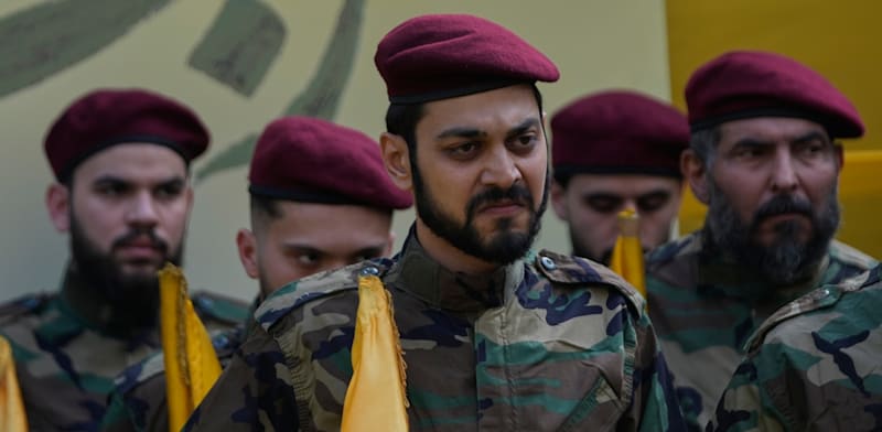 "לוחמי חיזבאללה בהלוויית רמטכ''ל חיזבאללה עלי טבטבאי / צילום: ap, Hussein Malla"