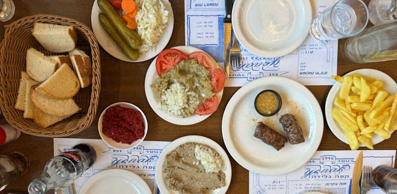 ארוחה בקפה גלידה יונק / צילום: קרן שביט